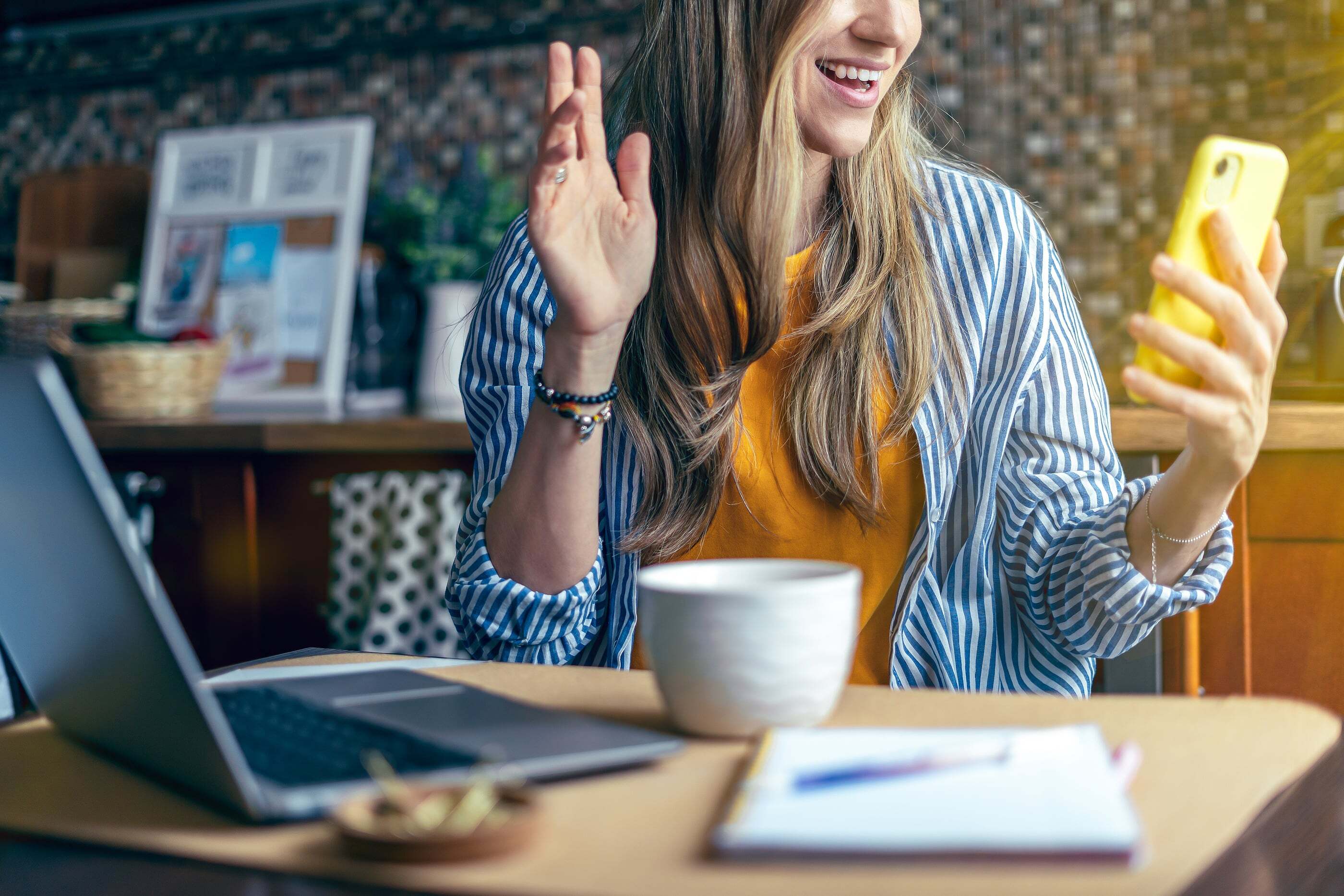 Travel therapy recruiter on the phone with a traveler